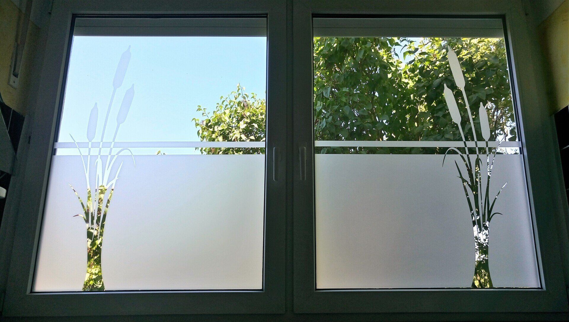 Badezimmerfenster mit Fenster-Folie beklebt.