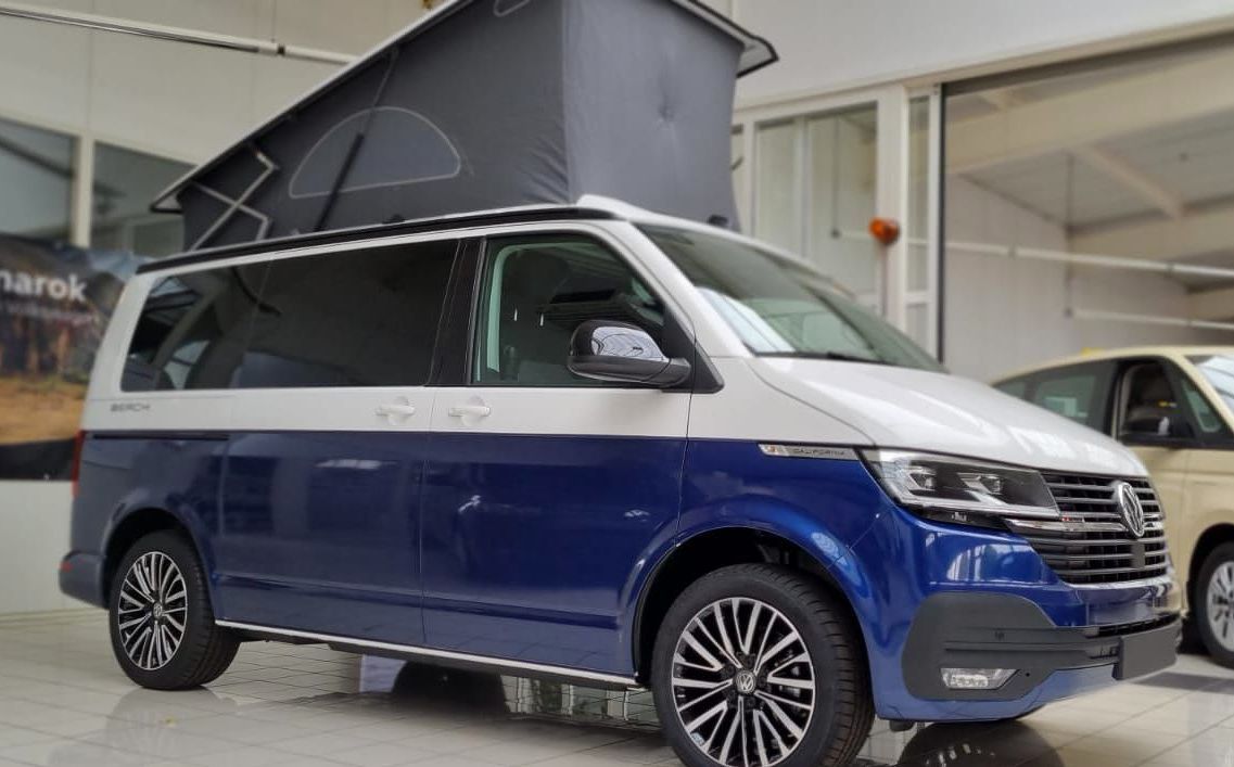 VW Bus teilfoliert mit blauer Folie