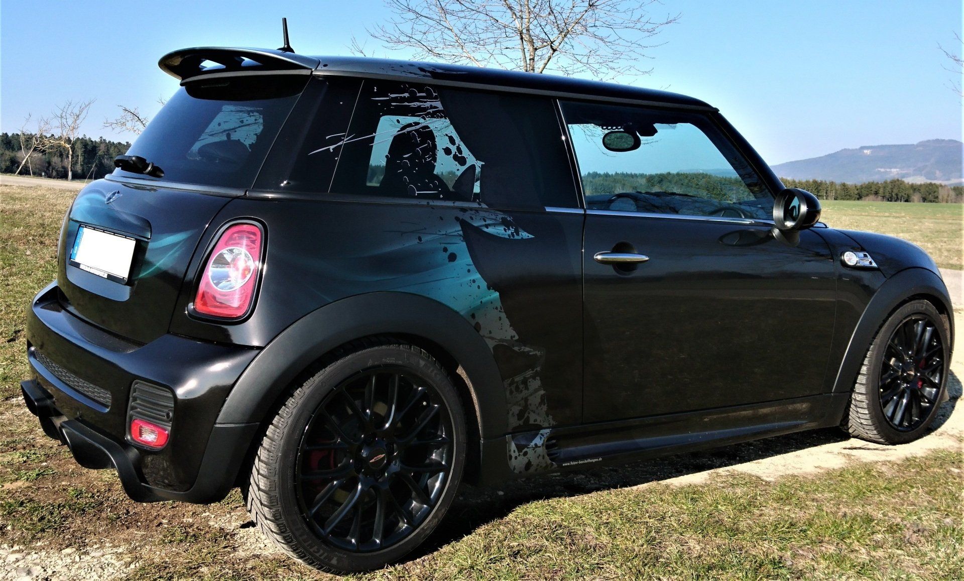 Fahrzeug mit Digitaldruck teilfoliert.