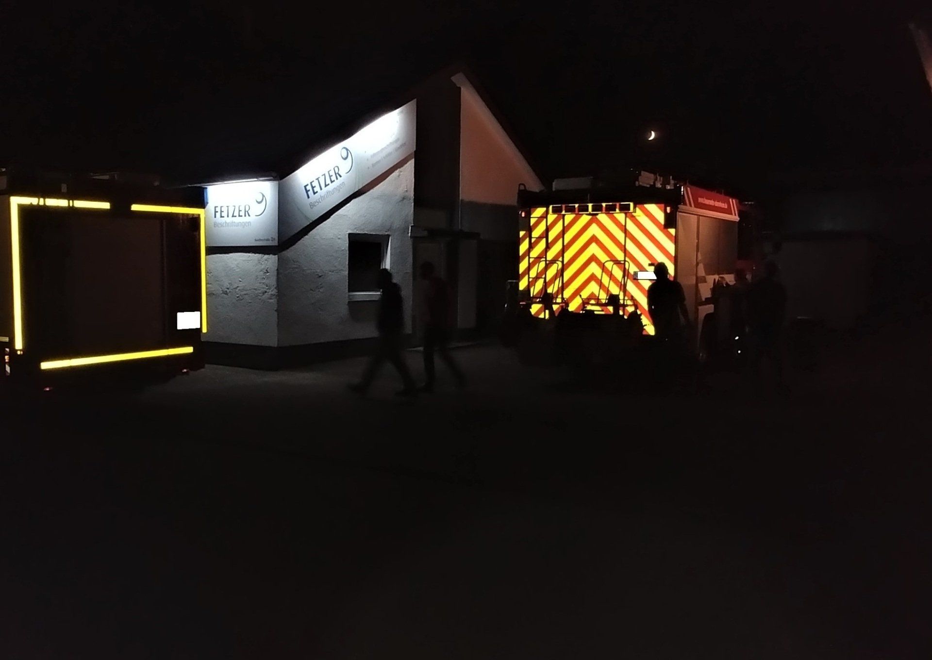 Feuerwehr Heckwarnmarkierung bei Nacht.