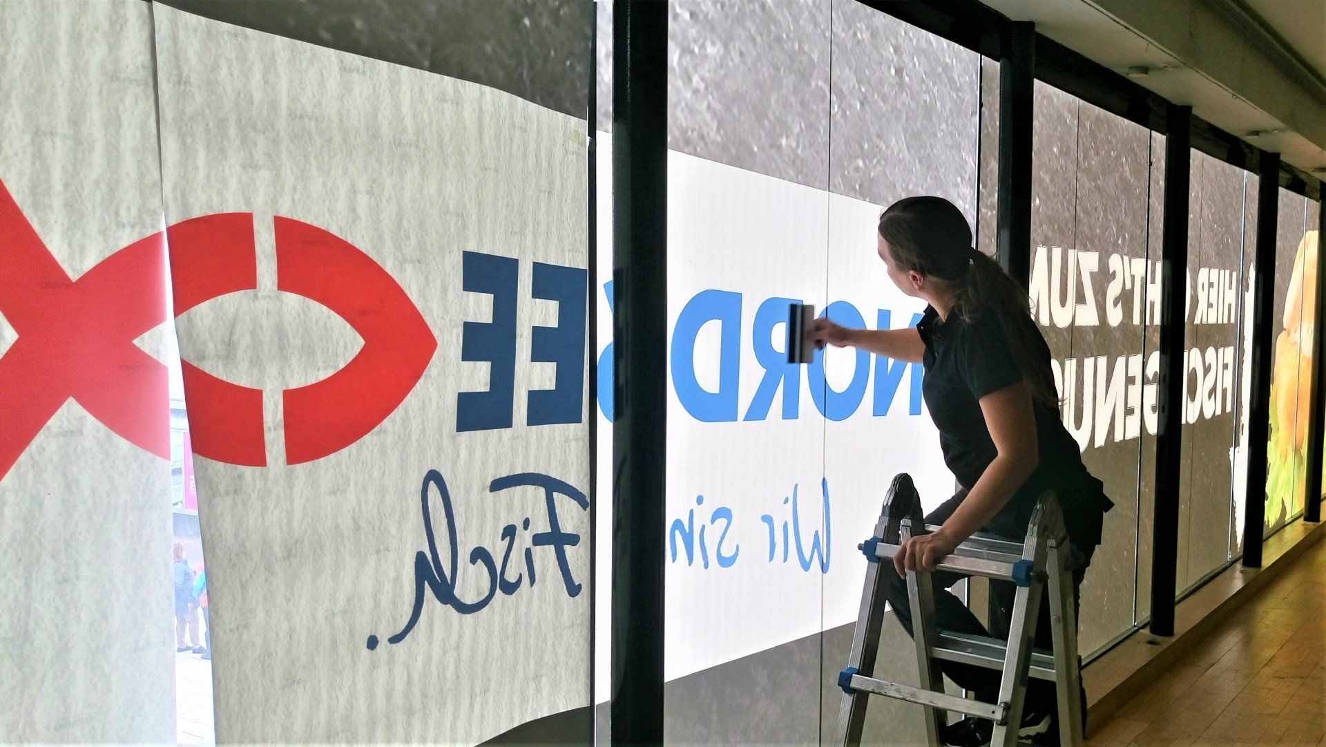 Schaufenster wird Folie beklebt.