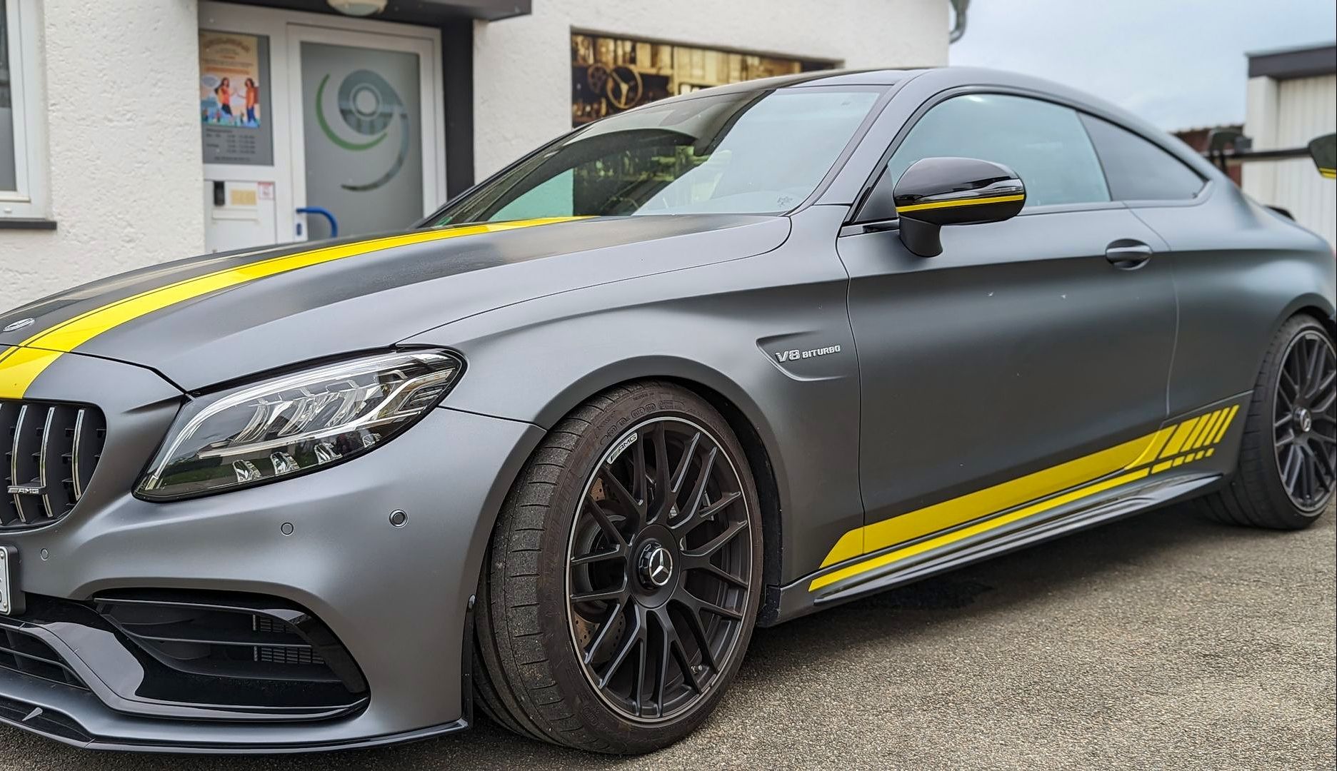 Motorhaube und Schweller mit Streifen foliert.