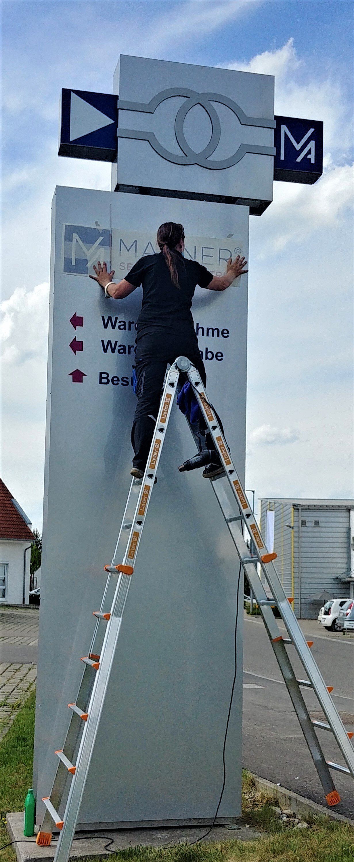 Werbepylon Beschriftung