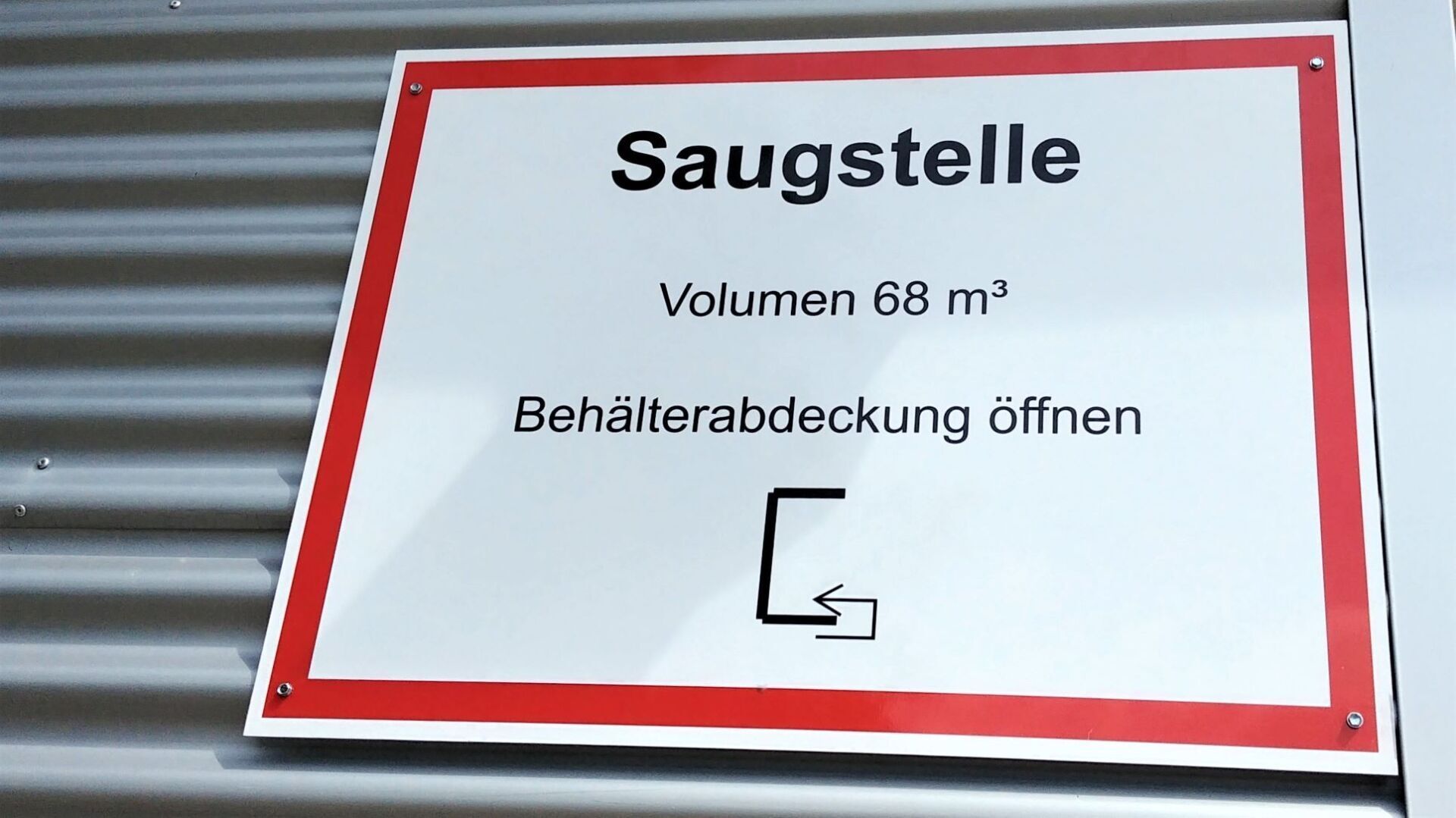 Schild mit Aufschrift Saugstelle für Feuerwehren.