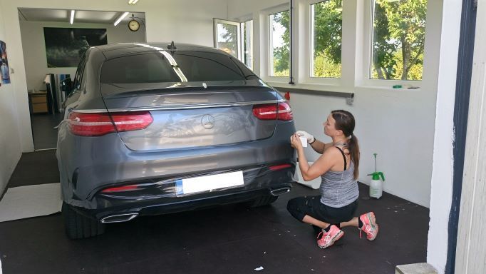 Steinschlagschutz Folie bekleben.