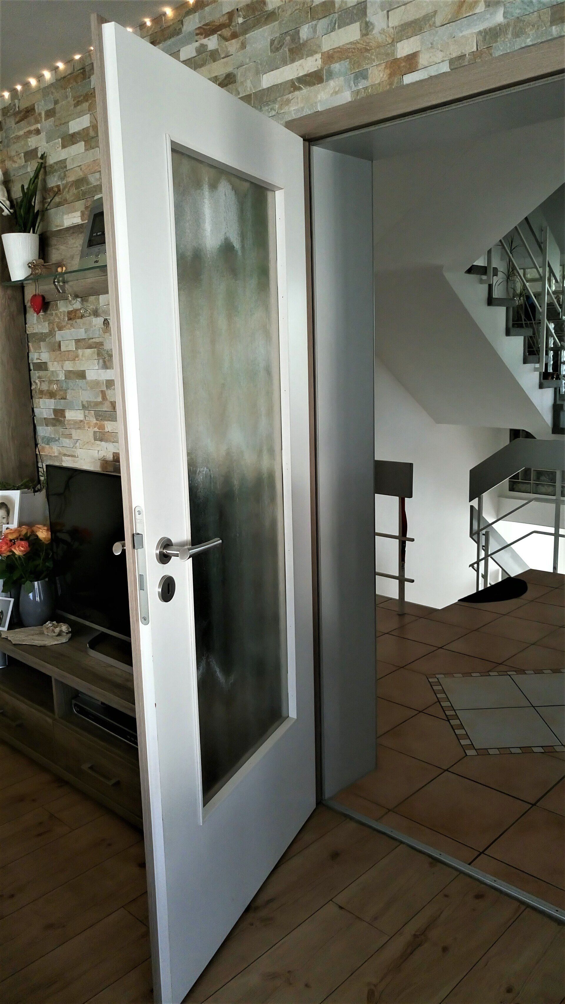 Weiße Türe mit Holzdekorfolie beklebt.