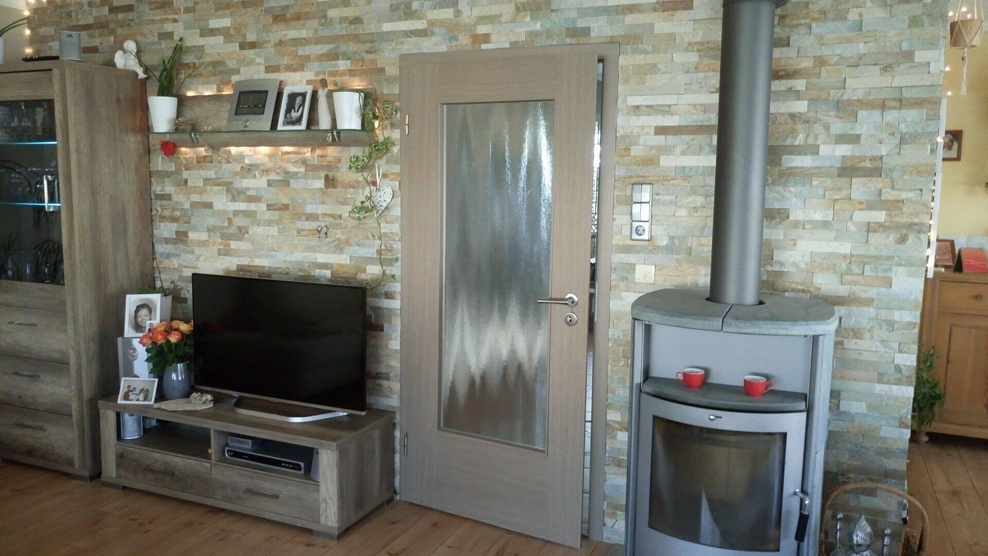 Zimmertüre mit Folie in Holzoptik foliert.