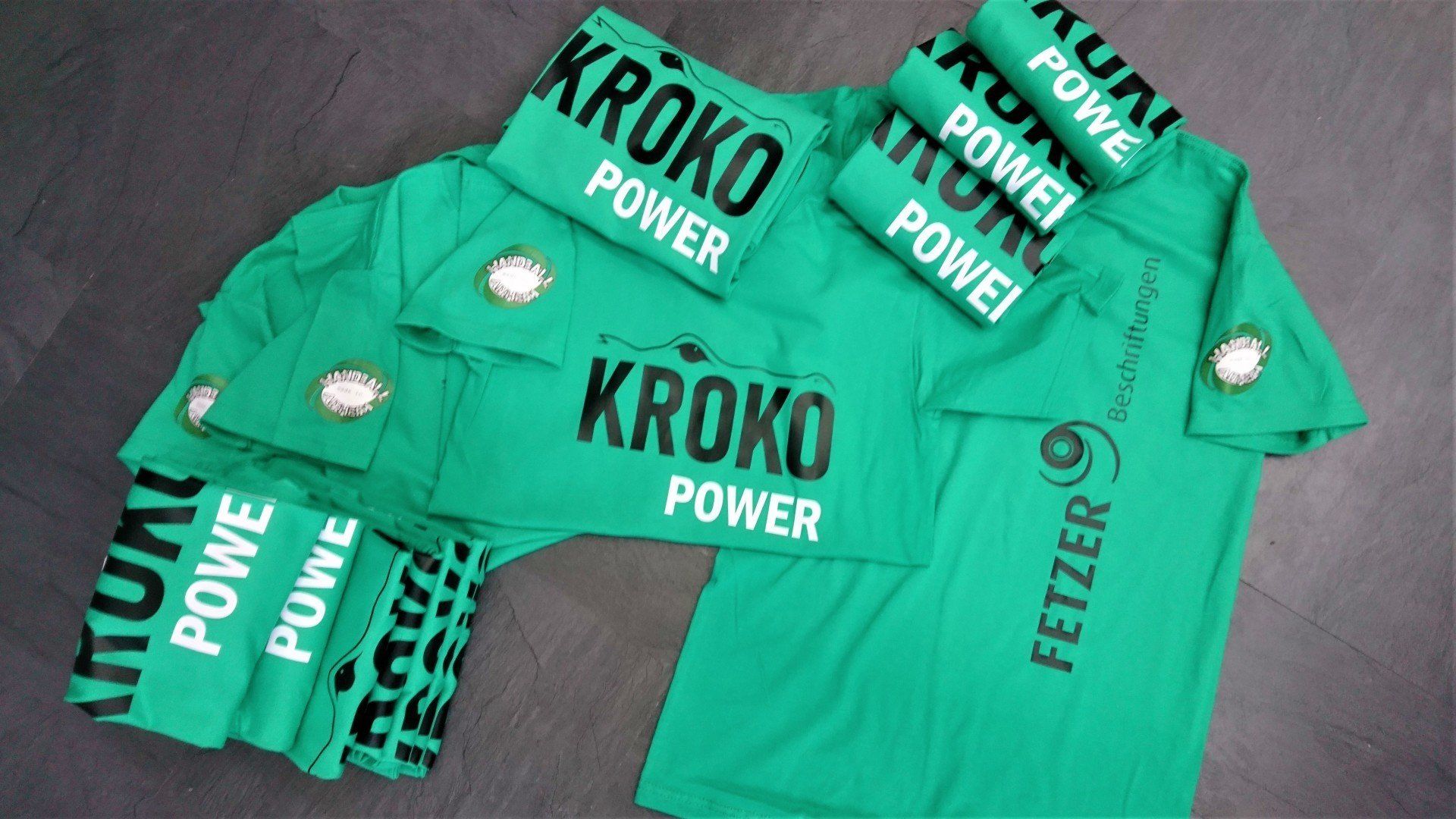 T-Shirt mit Textildruck bedruckt.