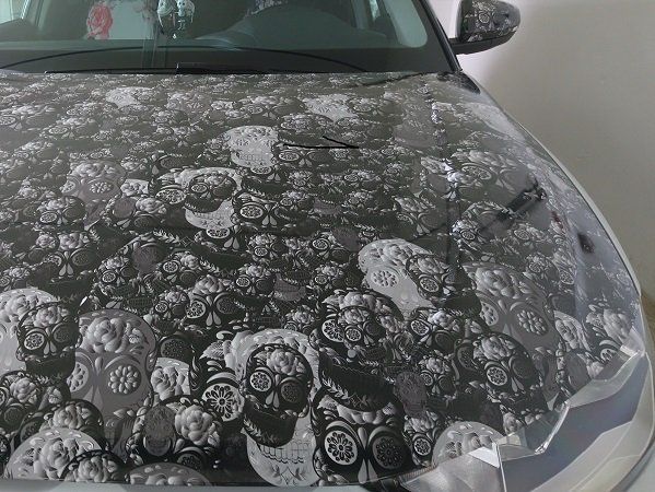 Motorhaube mit Digitaldruck beklebt.