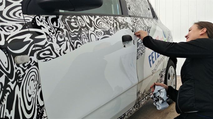 Fahrzeug beim Folien entfernen.