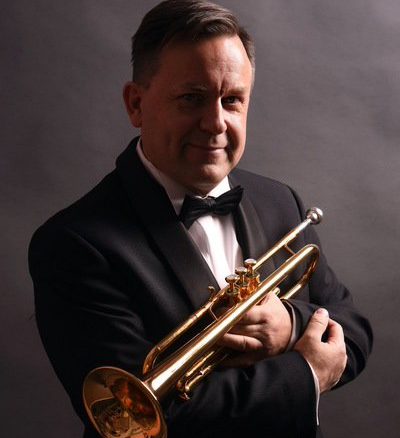 Musik lebt von Klang, Atmosphäre und Persönlichkeit. Mit Trompete, Flügelhorn, Gesang und persönlicher Bühnenpräsenz gestalte ich Konzerte, die Qualität mit Nähe zum Publikum verbinden. Meine Programme reichen von festlicher Klassik über Filmmusik und Swing bis zu stilvollen Themenabenden für besondere Veranstaltungsorte.