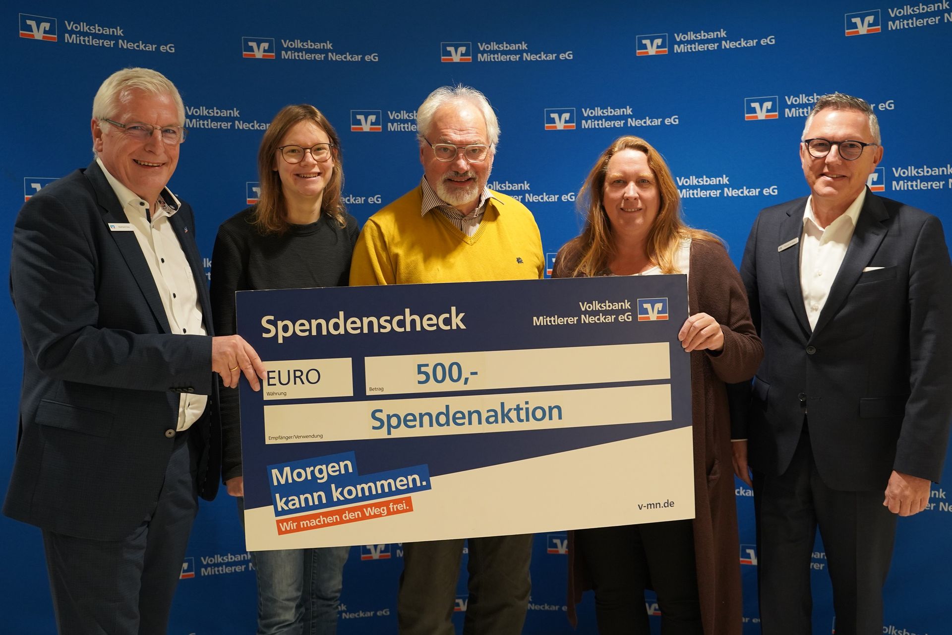 Die Vorstandsmitglieder der Volksbank Eberhard Gras (links) und Thomas Krießler (rechts) überreichen den Scheck. Spendenaktion