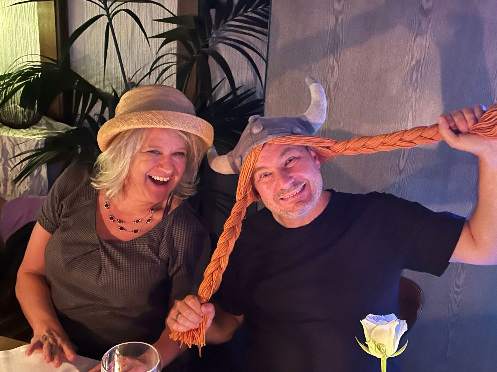 (C) Foto: Nicki Linke TV Großbettlingen Mottoparty Hüte Queen Camilla und Obelix