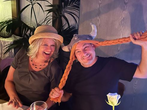 TV Großbettlingen Mottoparty Hüte Queen Camilla und Obelix