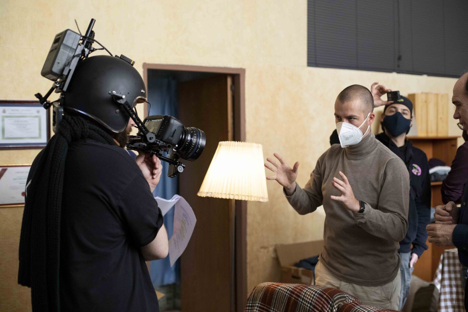 Alberto da indicaciones durante un momento del rodaje