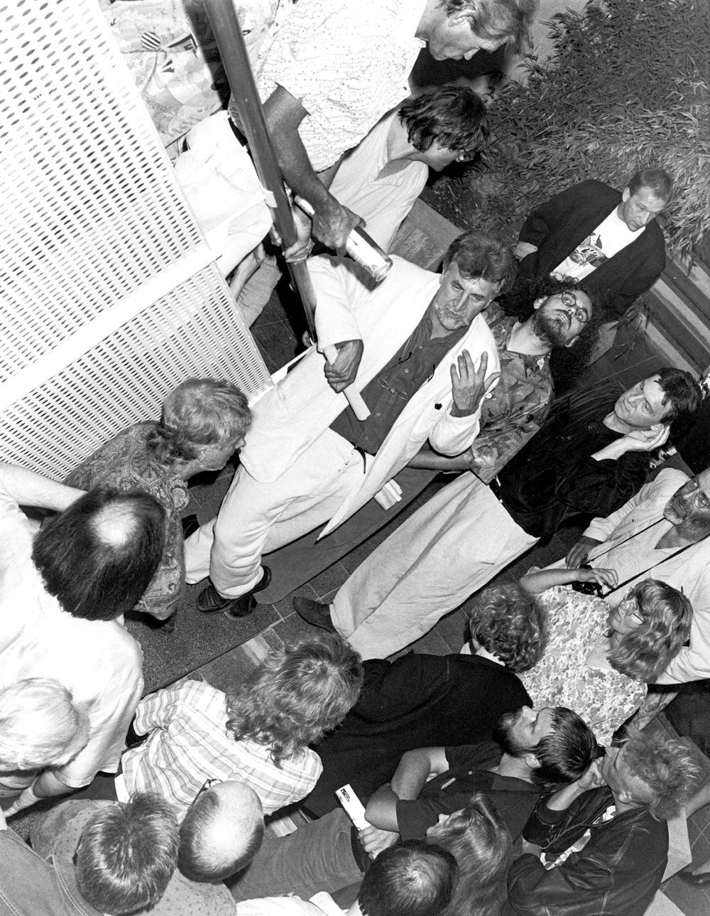 Einweihungsfeier: Architekt Eble bei einer Führung zum Ökohaus – Foto: Karin Hill