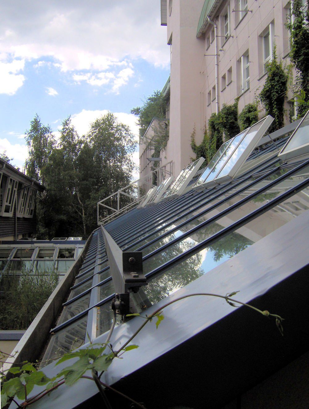 Glasdach des Norglashauses – links: Fassade der Kinderkrippe