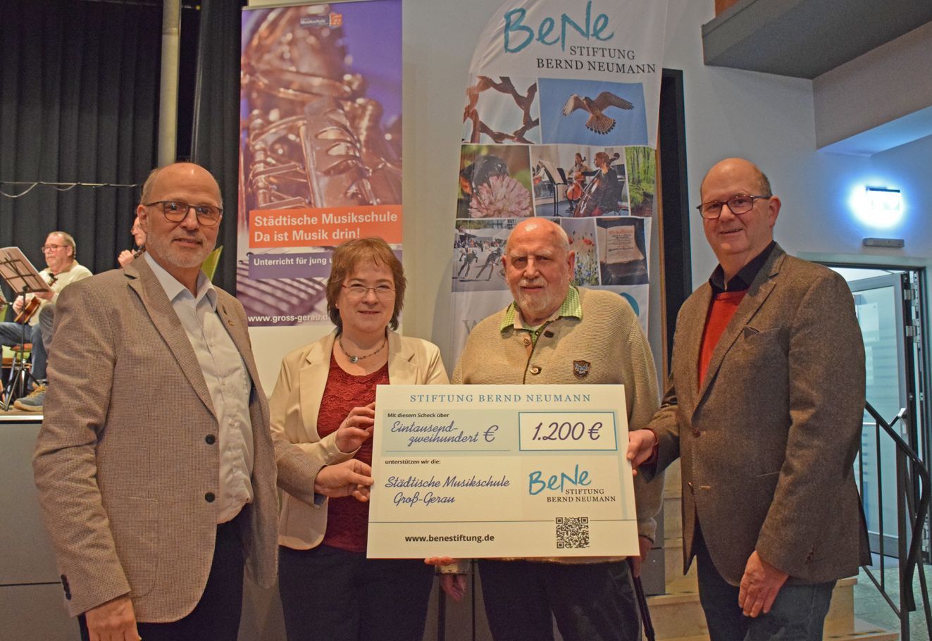 Bernd Neumann und Jörg Leinekugel vom Vorstand der BeNe Stiftung übergeben symbolisch den Scheck für die Musikschule Groß-Gerau an Bürgermeister Erhardt Walther und Musikschulleiterin Judith Portugall.
