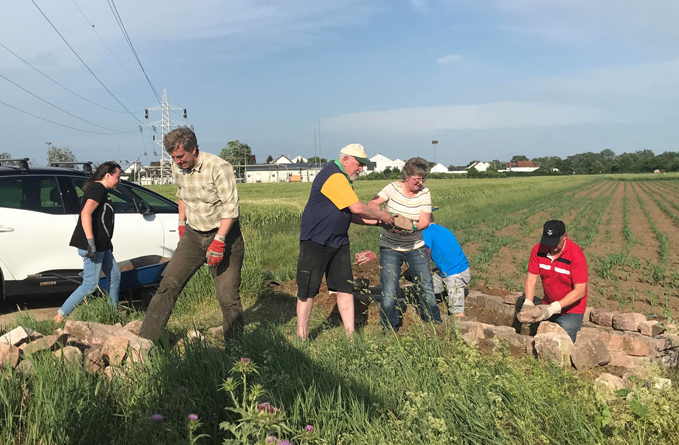 Hand in Hand tragen alle dazu bei, dass die Steine vom Schütthaufen zum Sandarium kommen.