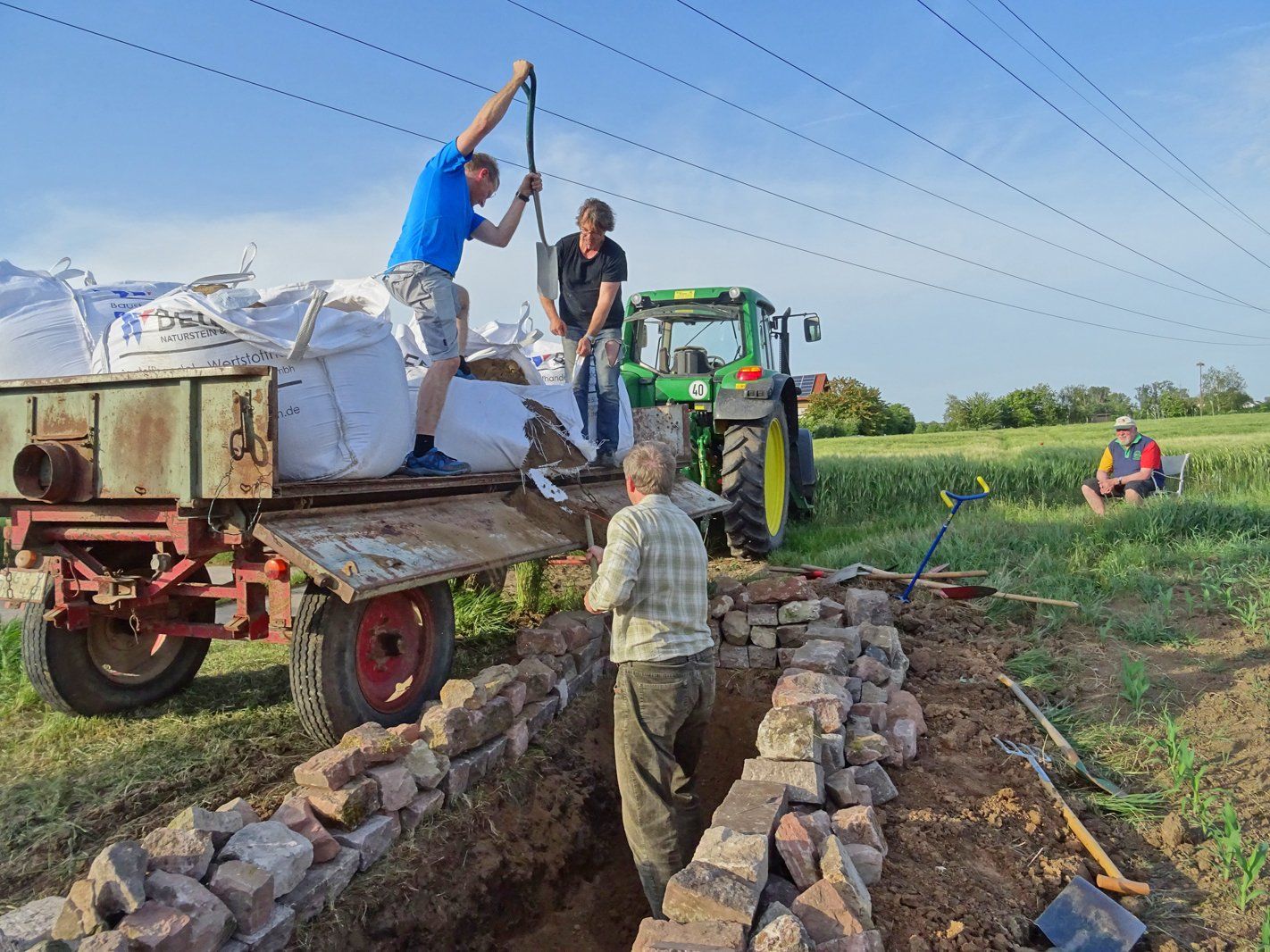 Das Sandarium wird verfüllt.