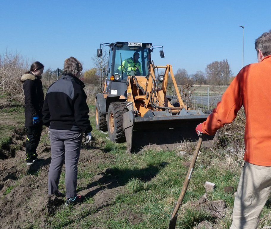 Im März hatte Susanne Theisen-Canibol beim Bergen der Steine für die Umrandung mit angepackt.