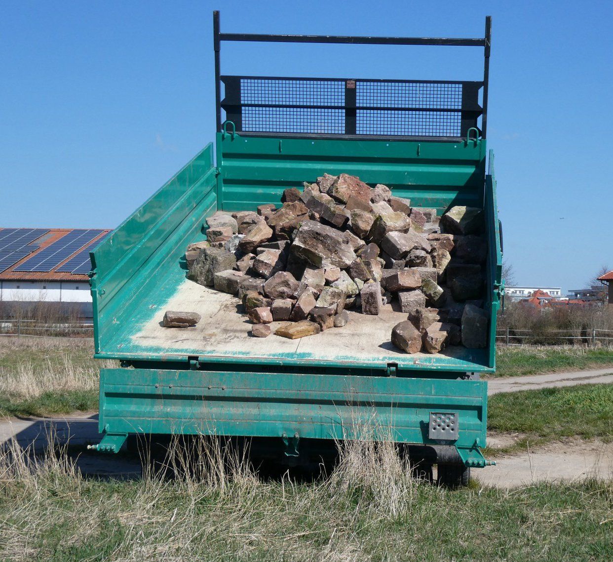 Der Kipper brachte im März die Steine zum Lingfeld bei Berkach.