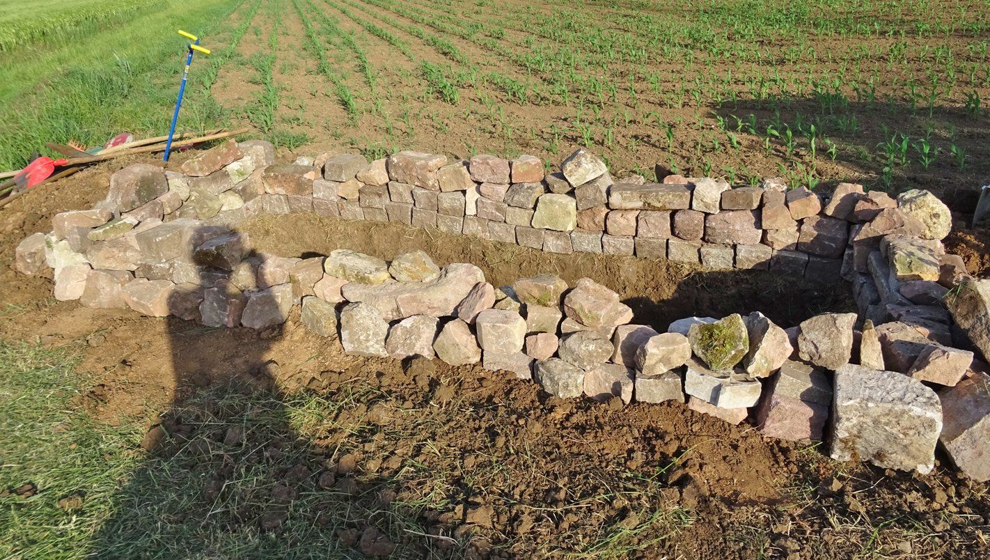 Das Sandarium ist mit einer Größe von 300 x 80 x 60 cm fertig ausgehoben. Nun warten wir auf den Sand zum Verfüllen.