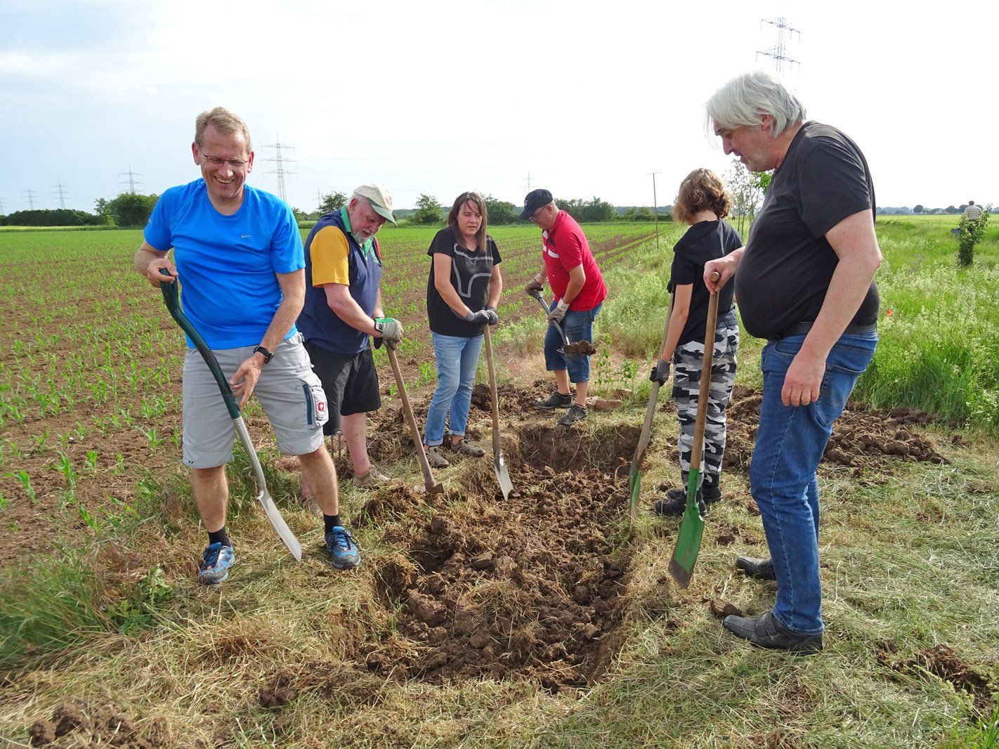 Vorstand und Beirat der BeNe Stiftung graben mit vereinten Kräften