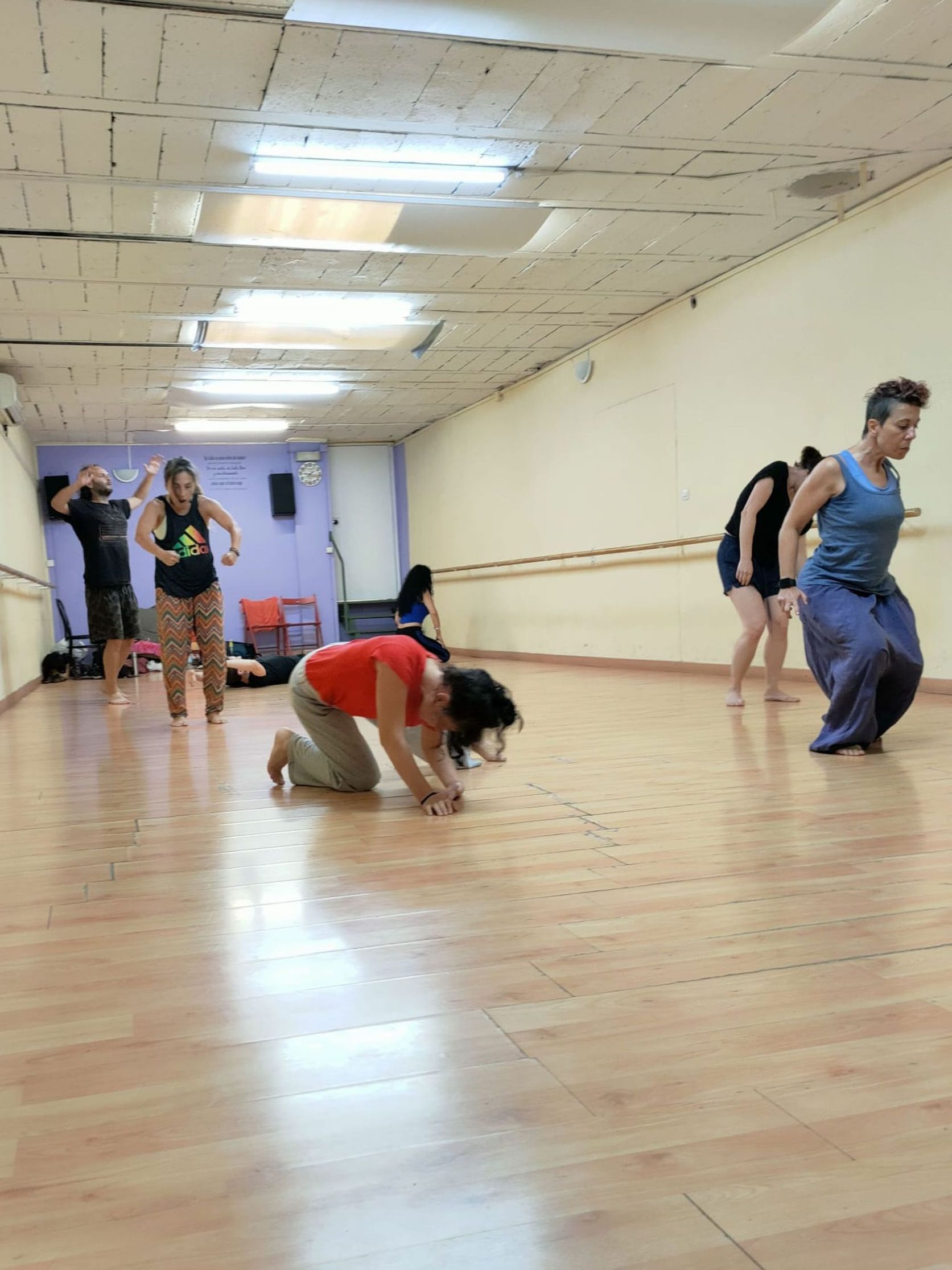 Ensayo en la clase de teatro en Barcelona: Pareja en una conversación