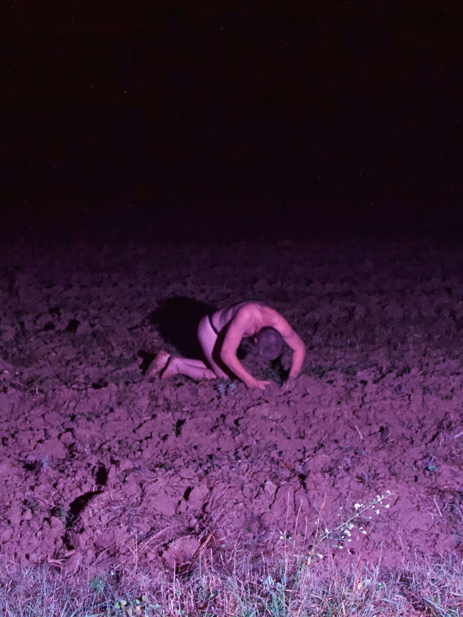Body Art estilo Butoh en el curso de teatro físico: mujer maquillada de blanco con luces en el pelo
