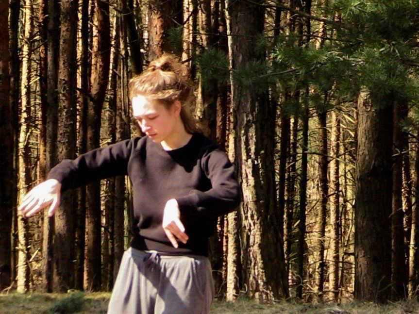 Mujer investigando movimiento en el taller intensivo de teatro