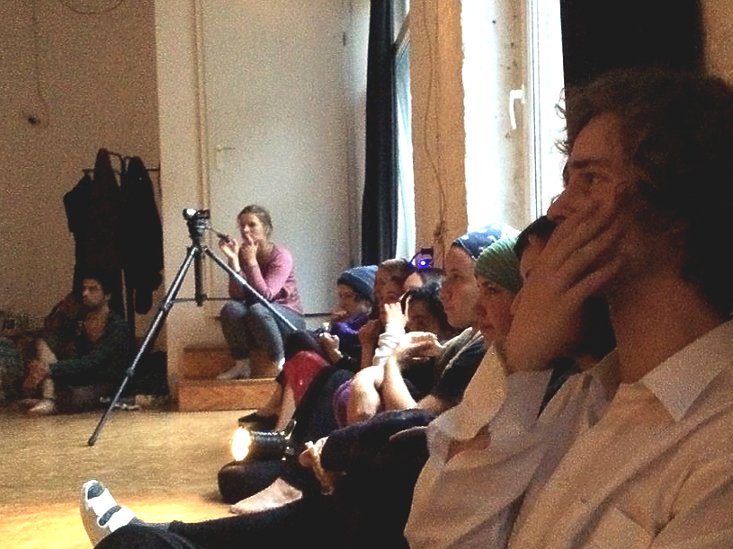 Ensayo en la formación de teatro: Estudiantes en la mesa de luces.