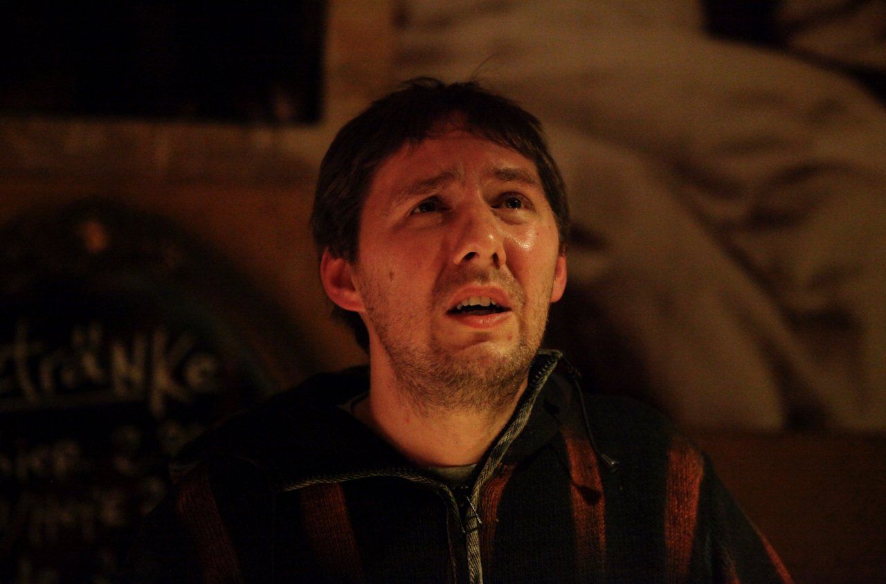 hombre tomando clases de interpretación con cara triste