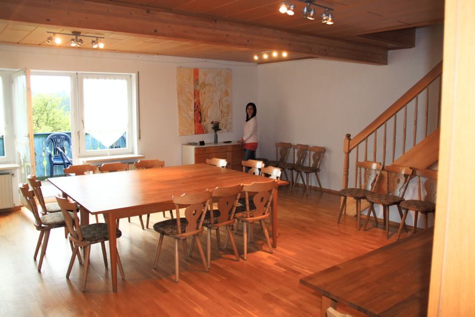 Clase de emociones en el curso de teatro en Barcelona: mujer riéndose