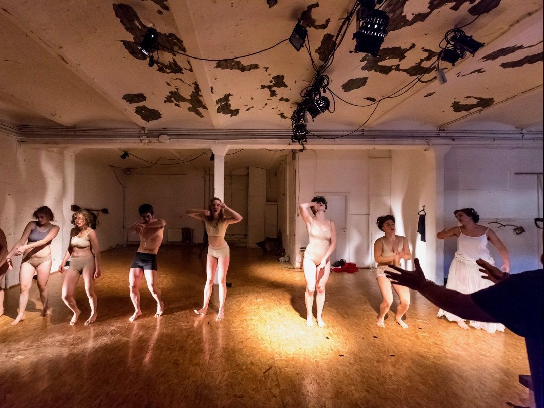 Probe Company Project Berlin Ensayo en la formación de teatro: Alumnos mirando una escena.