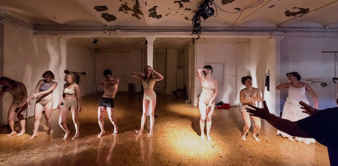 Theaterkurs in Barcelona. Sprechende Menschen im Park.