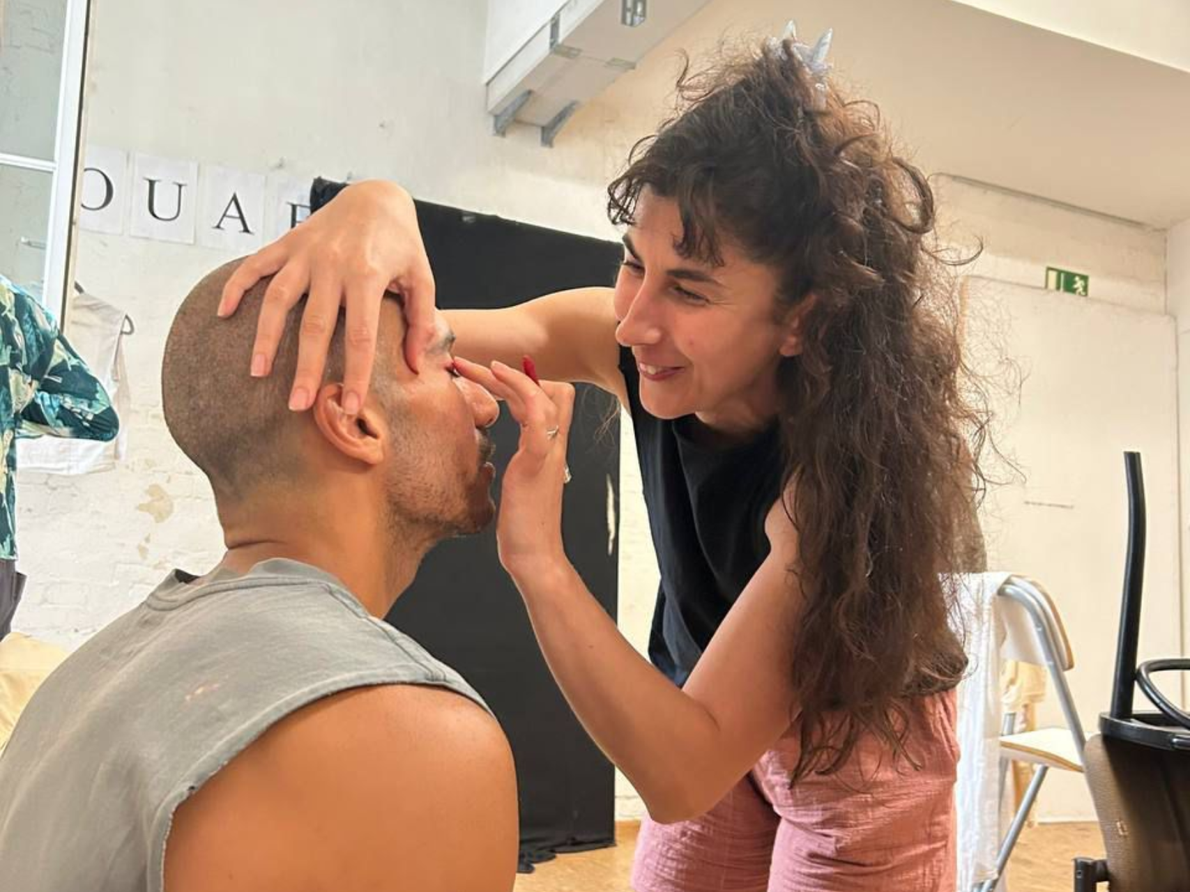 Ensayo en la formación de teatro: Estudiantes en la mesa de luces.