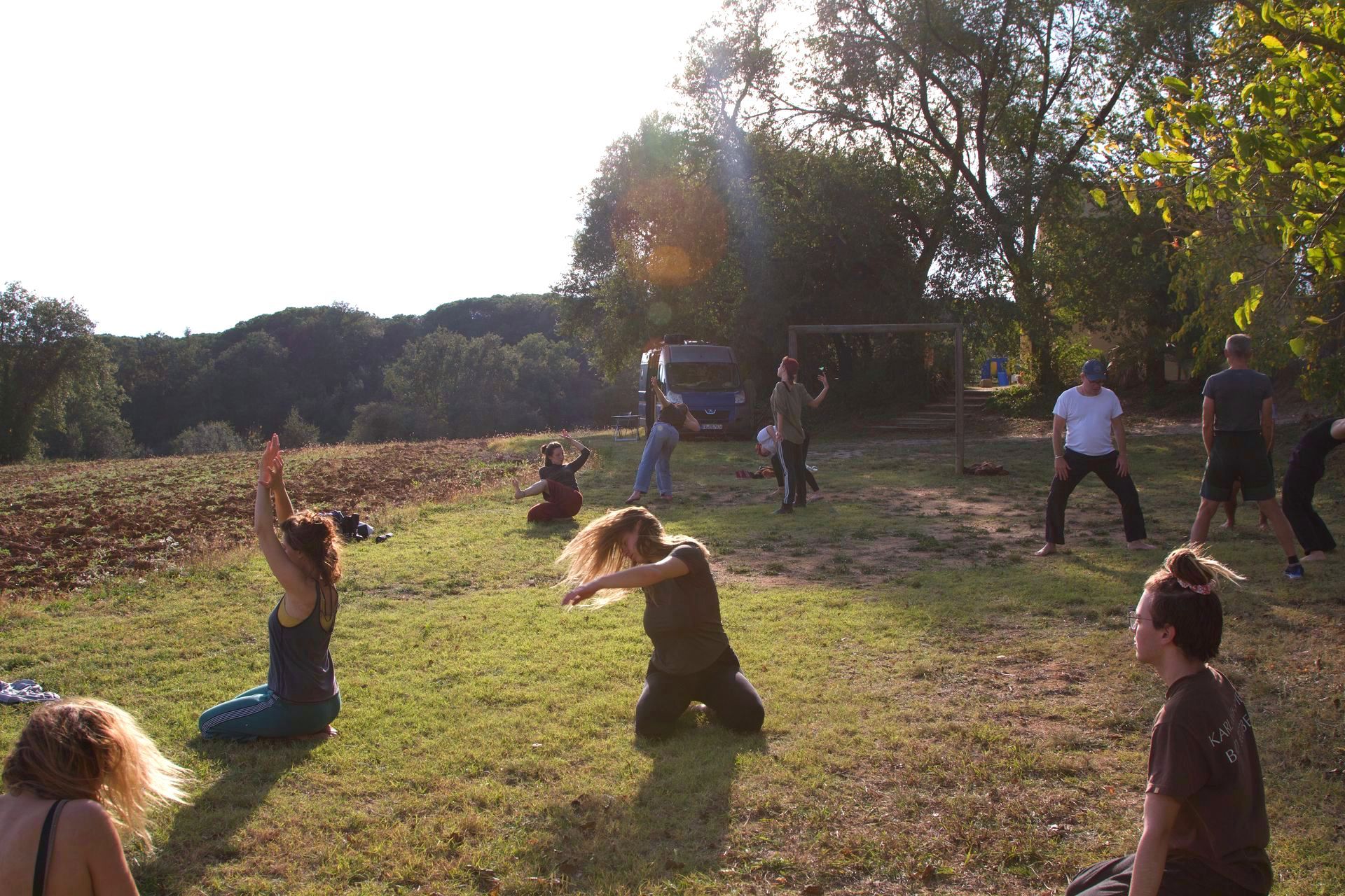 Clase de emociones en el curso de teatro en Barcelona: mujer riéndose