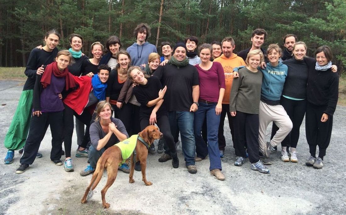 Grupo de un taller de teatro con Samuel Núñez