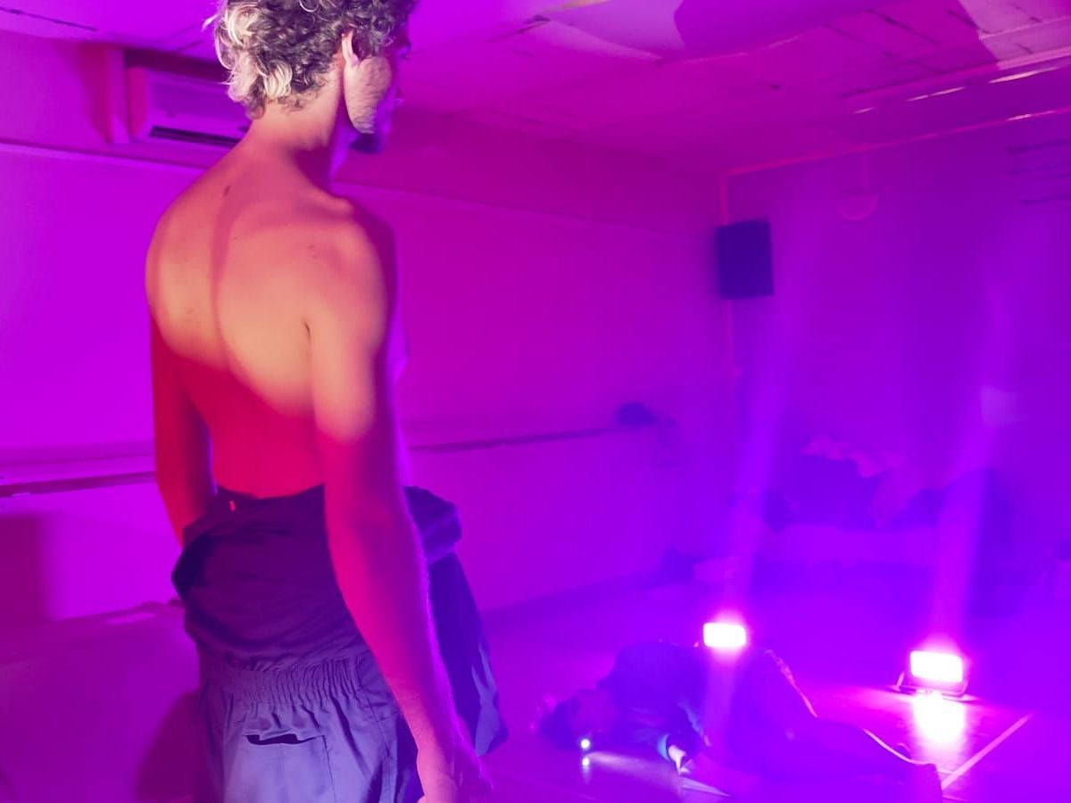 Ensayo en la clase de teatro en Barcelona: Pareja en una conversación