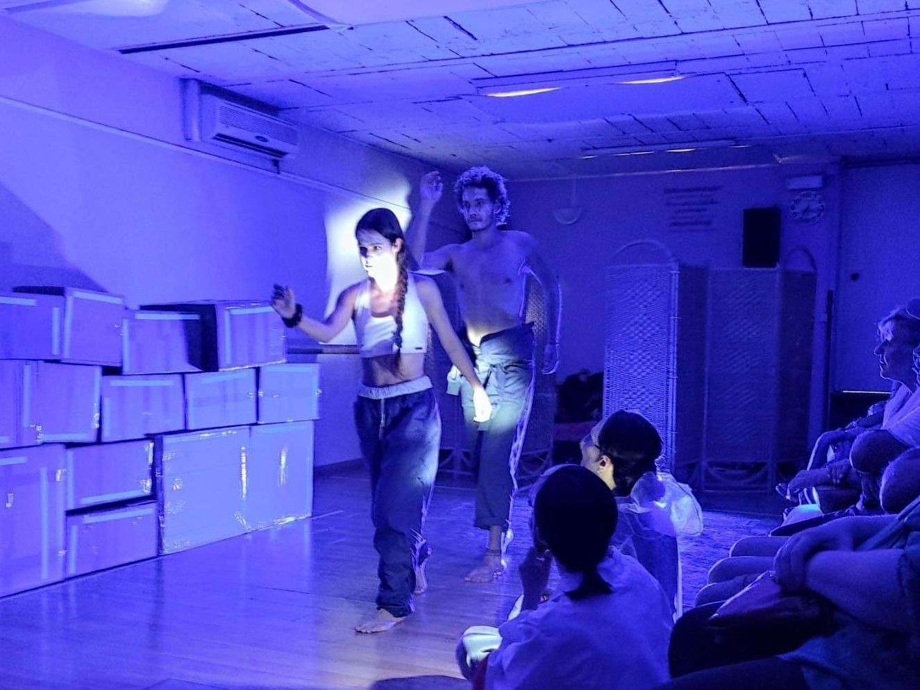 Muestra final del proyecto compañía de teatro físico. Escena con iluminación azul.