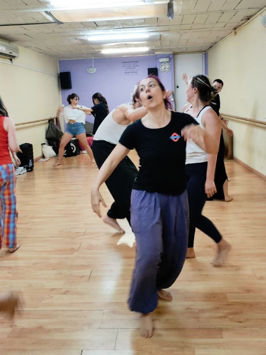 Entrenamiento en la clase de teatro en Barcelona: Gente bailando