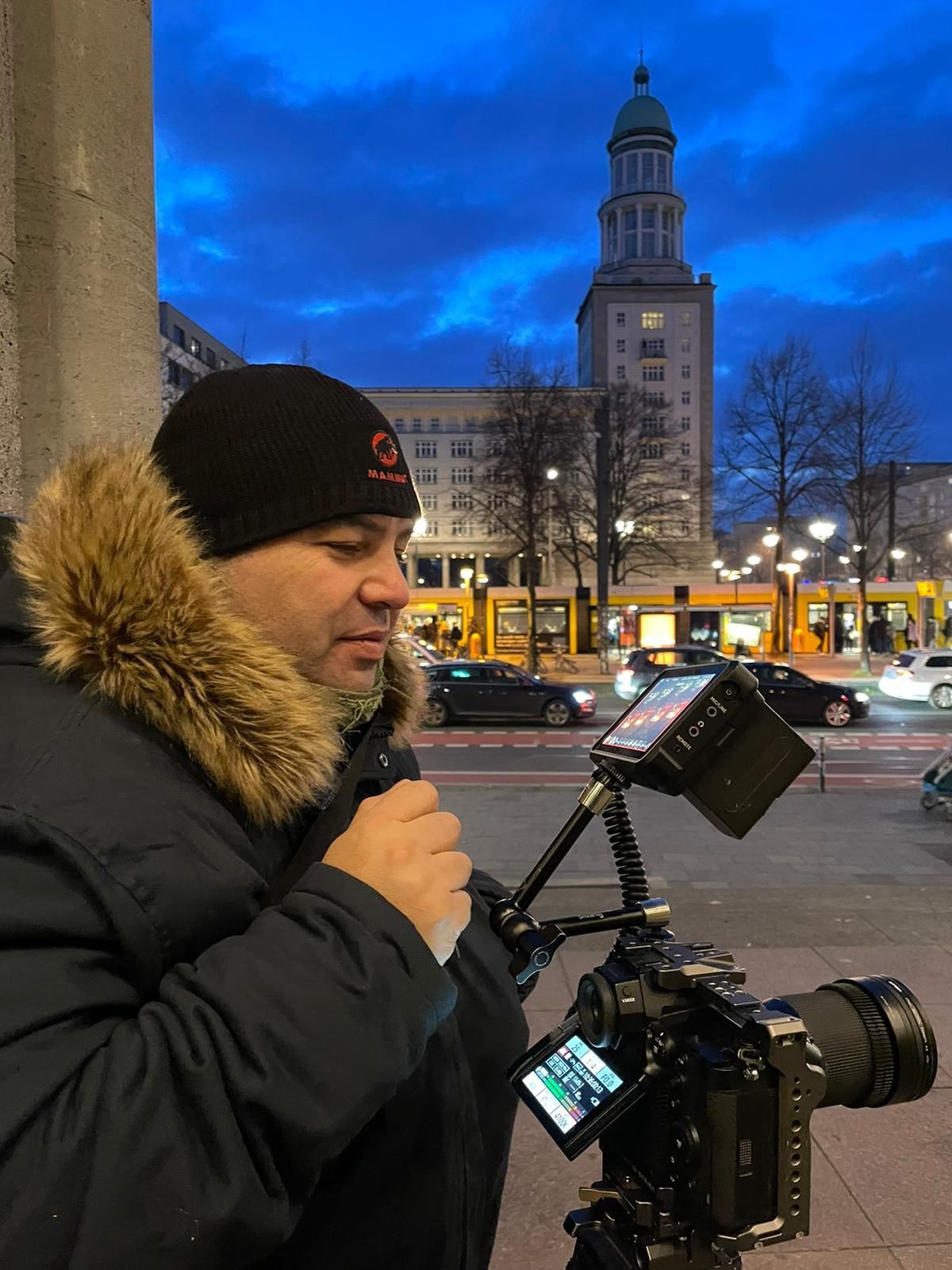 Director del curso de interpretación ante cámara online, Samuel Núñez, grabando una película en una calle de Berlin