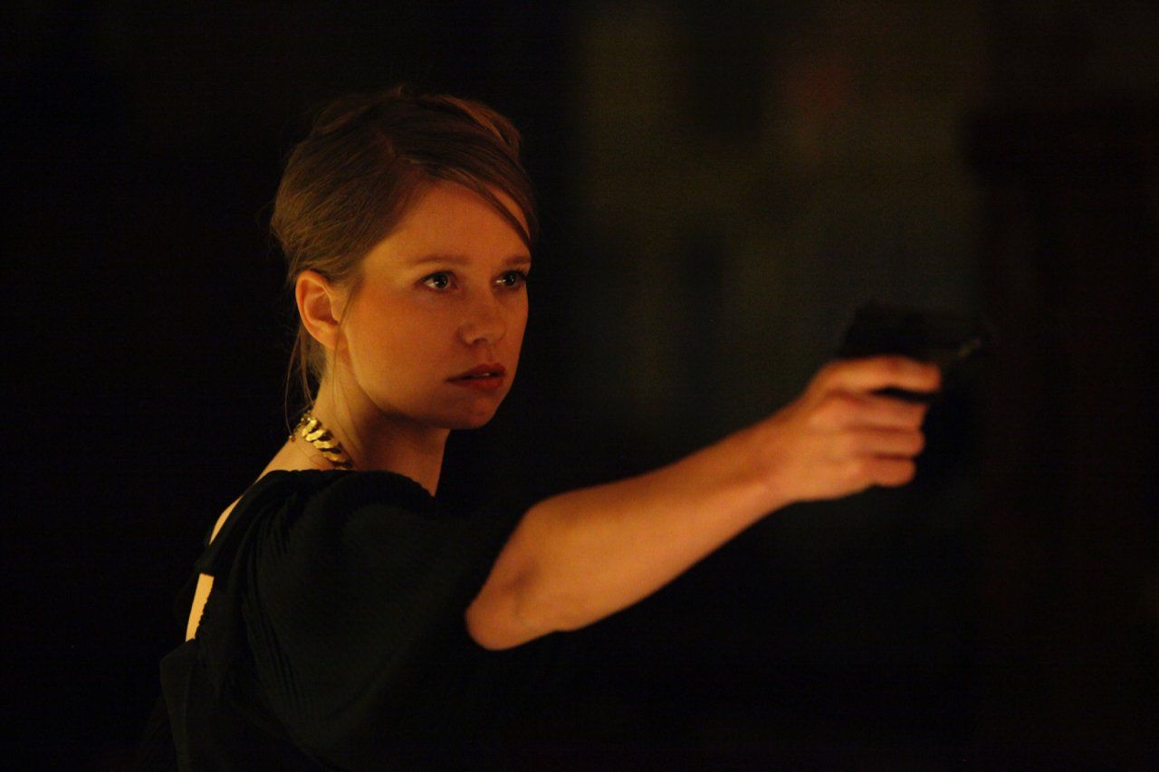 Clases de interpretación ante cámara online: actriz con pistola