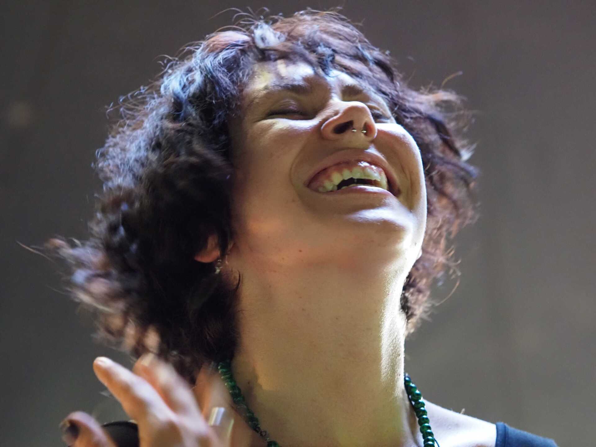 Clase de emociones - mujer riéndose en el curso de teatro físico en Barcelona