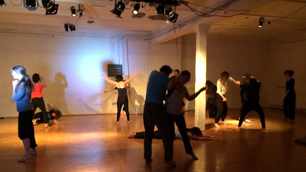 alumnos realizando un ejercicio de movimiento en el curso de teatro en Barcelona