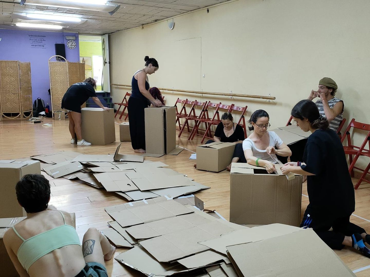 Ensayo en la formación de teatro: Estudiantes en la mesa de luces.
