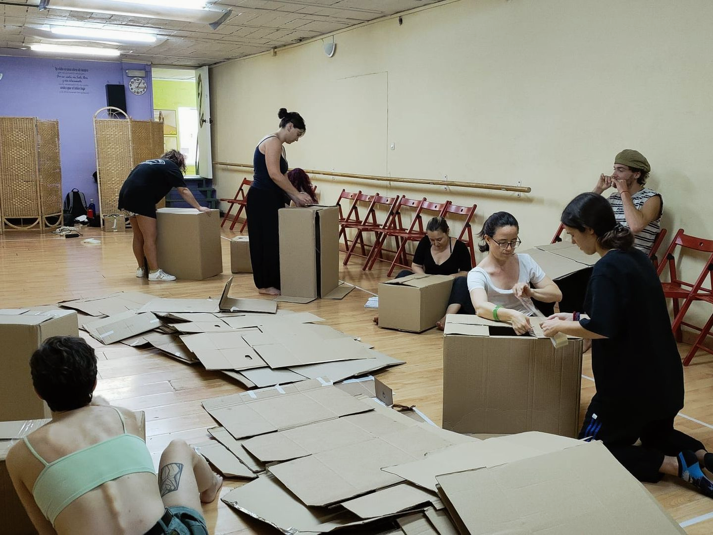 Ensayo en la formación de teatro: Estudiantes en la mesa de luces.