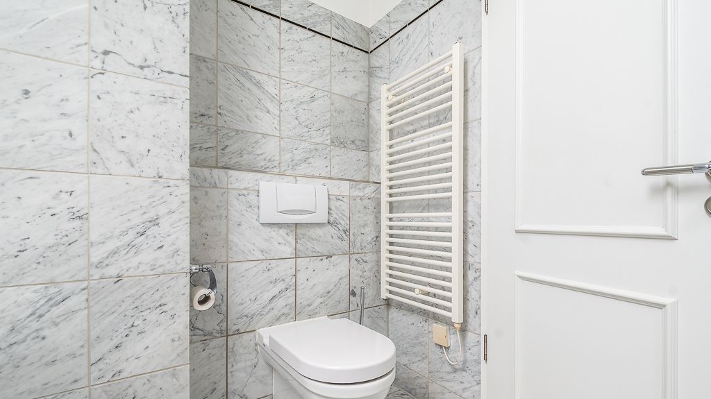 Bad - mit WC und Handtuchheizkörper