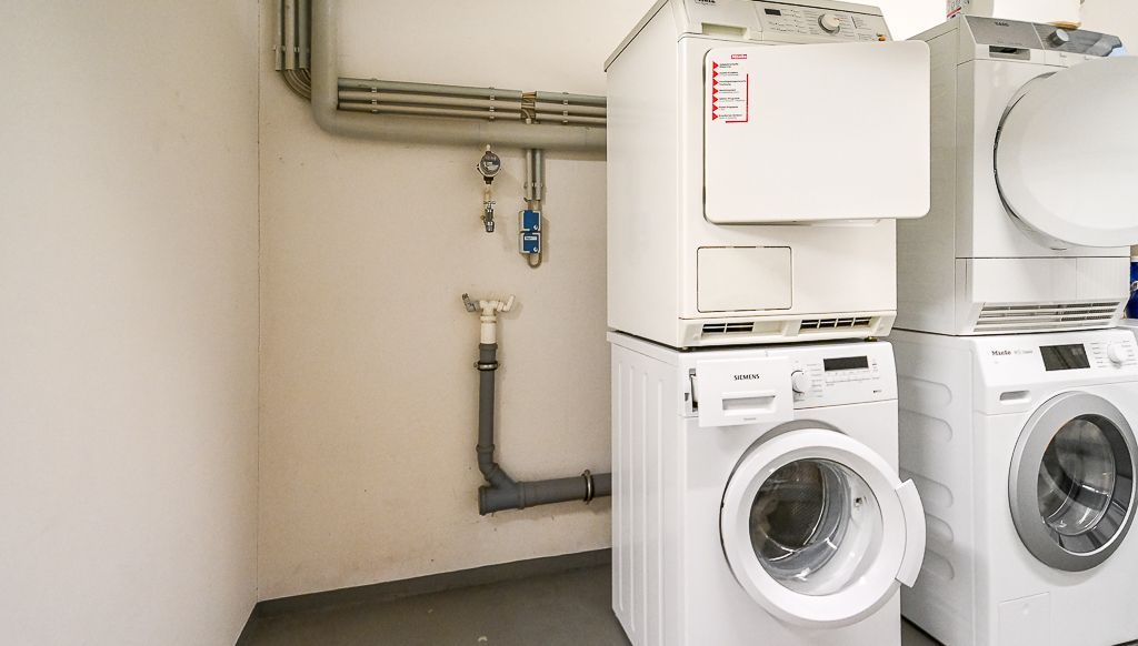 Waschkeller mit Platz für Waschmaschine und Trockner